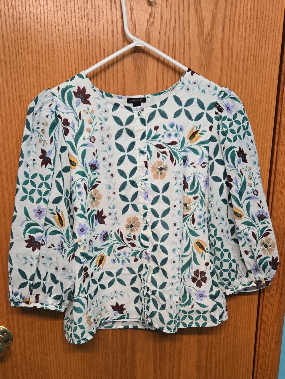Ann Taylor White/Green Floral Geometric Button-Up Blouse